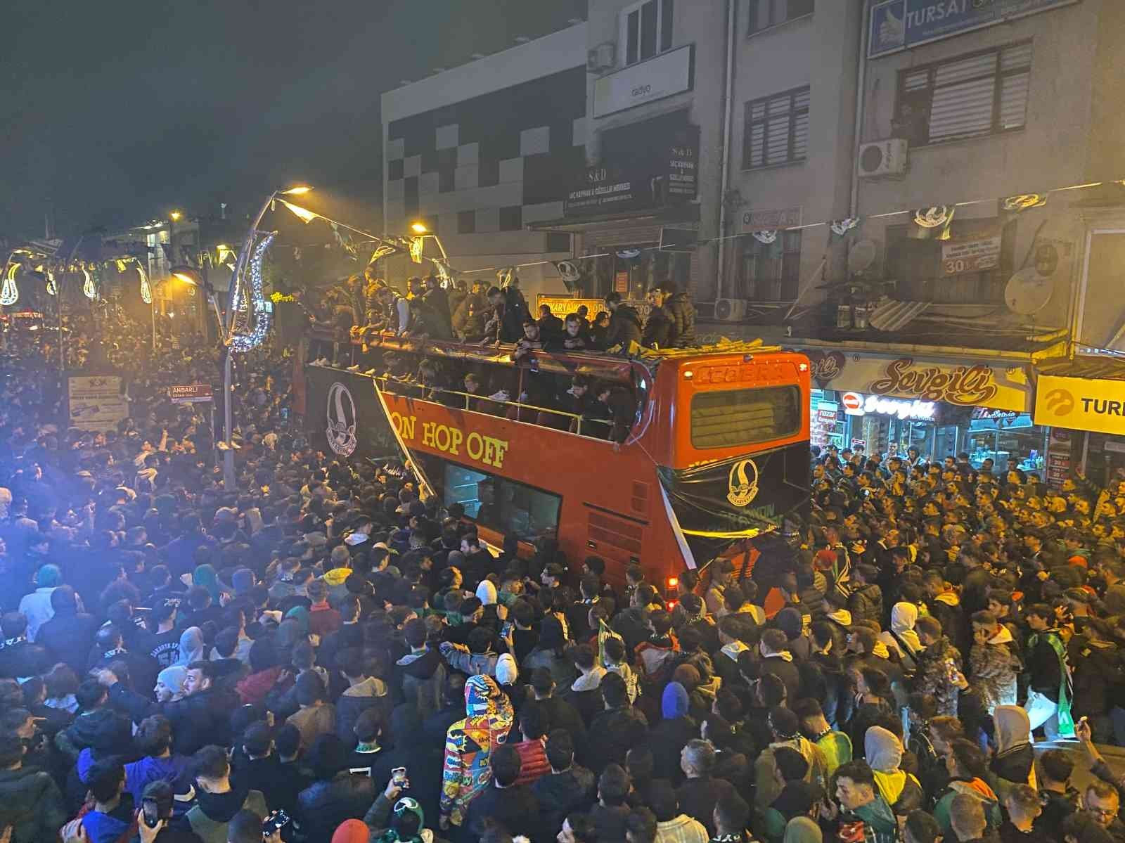 Çifte bayram yaşayan Sakaryaspor şampiyonluk turuna çıktı: Şehir sokağa döküldü TFF 2.Lig’i geride bırakarak Spor Toto 1. Lig’e yükselen Sakaryaspor, sahip olduğu kupayla şehir turu gerçekleştirdi. On binlerce insanın sokağa ...
