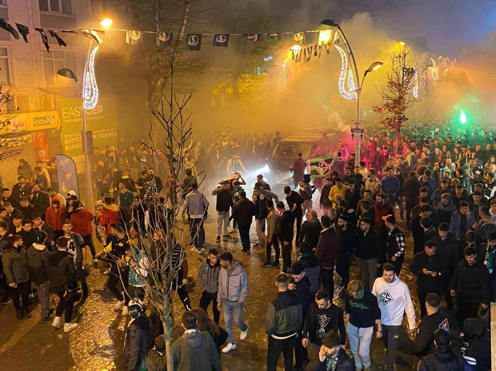 Çifte bayram yaşayan Sakaryaspor şampiyonluk turuna çıktı: Şehir sokağa döküldü TFF 2.Lig’i geride bırakarak Spor Toto 1. Lig’e yükselen Sakaryaspor, sahip olduğu kupayla şehir turu gerçekleştirdi. On binlerce insanın sokağa ...