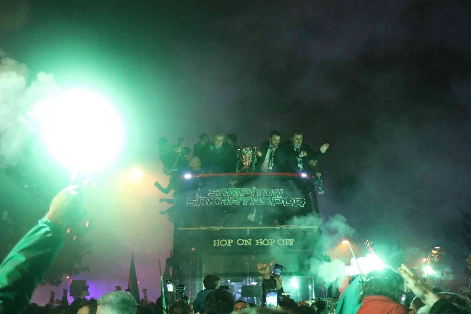 Çifte bayram yaşayan Sakaryaspor şampiyonluk turuna çıktı: Şehir sokağa döküldü TFF 2.Lig’i geride bırakarak Spor Toto 1. Lig’e yükselen Sakaryaspor, sahip olduğu kupayla şehir turu gerçekleştirdi. On binlerce insanın sokağa ...