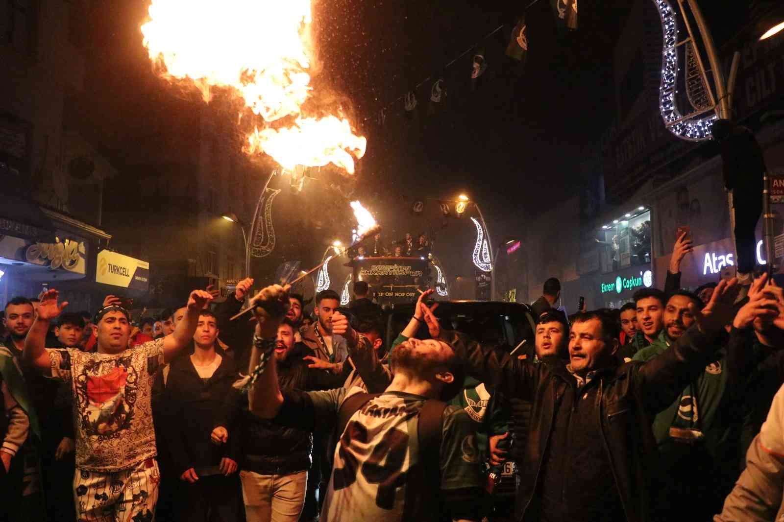 Çifte bayram yaşayan Sakaryaspor şampiyonluk turuna çıktı: Şehir sokağa döküldü TFF 2.Lig’i geride bırakarak Spor Toto 1. Lig’e yükselen Sakaryaspor, sahip olduğu kupayla şehir turu gerçekleştirdi. On binlerce insanın sokağa ...