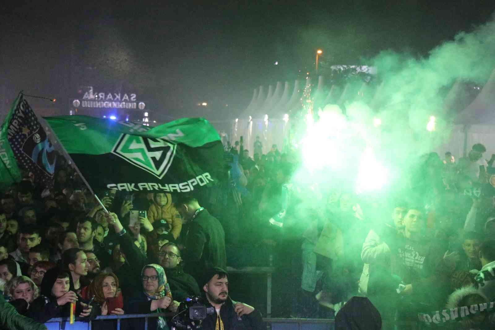 Çifte bayram yaşayan Sakaryaspor şampiyonluk turuna çıktı: Şehir sokağa döküldü TFF 2.Lig’i geride bırakarak Spor Toto 1. Lig’e yükselen Sakaryaspor, sahip olduğu kupayla şehir turu gerçekleştirdi. On binlerce insanın sokağa ...