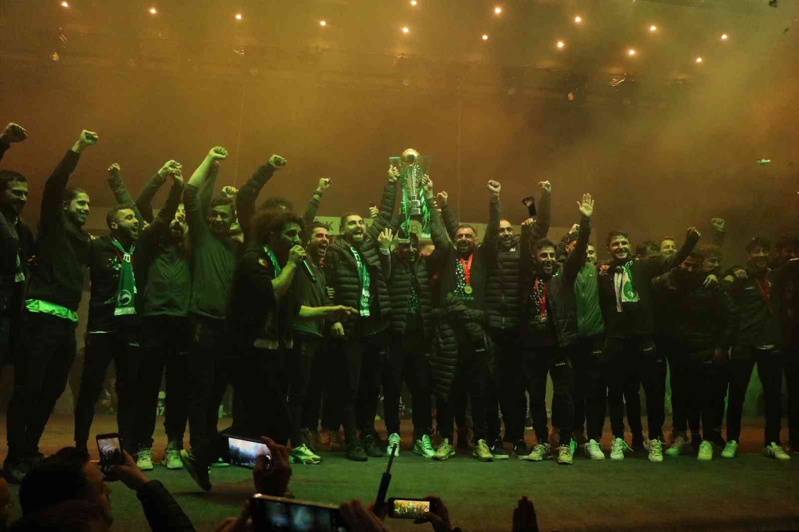 Çifte bayram yaşayan Sakaryaspor şampiyonluk turuna çıktı: Şehir sokağa döküldü TFF 2.Lig’i geride bırakarak Spor Toto 1. Lig’e yükselen Sakaryaspor, sahip olduğu kupayla şehir turu gerçekleştirdi. On binlerce insanın sokağa ...