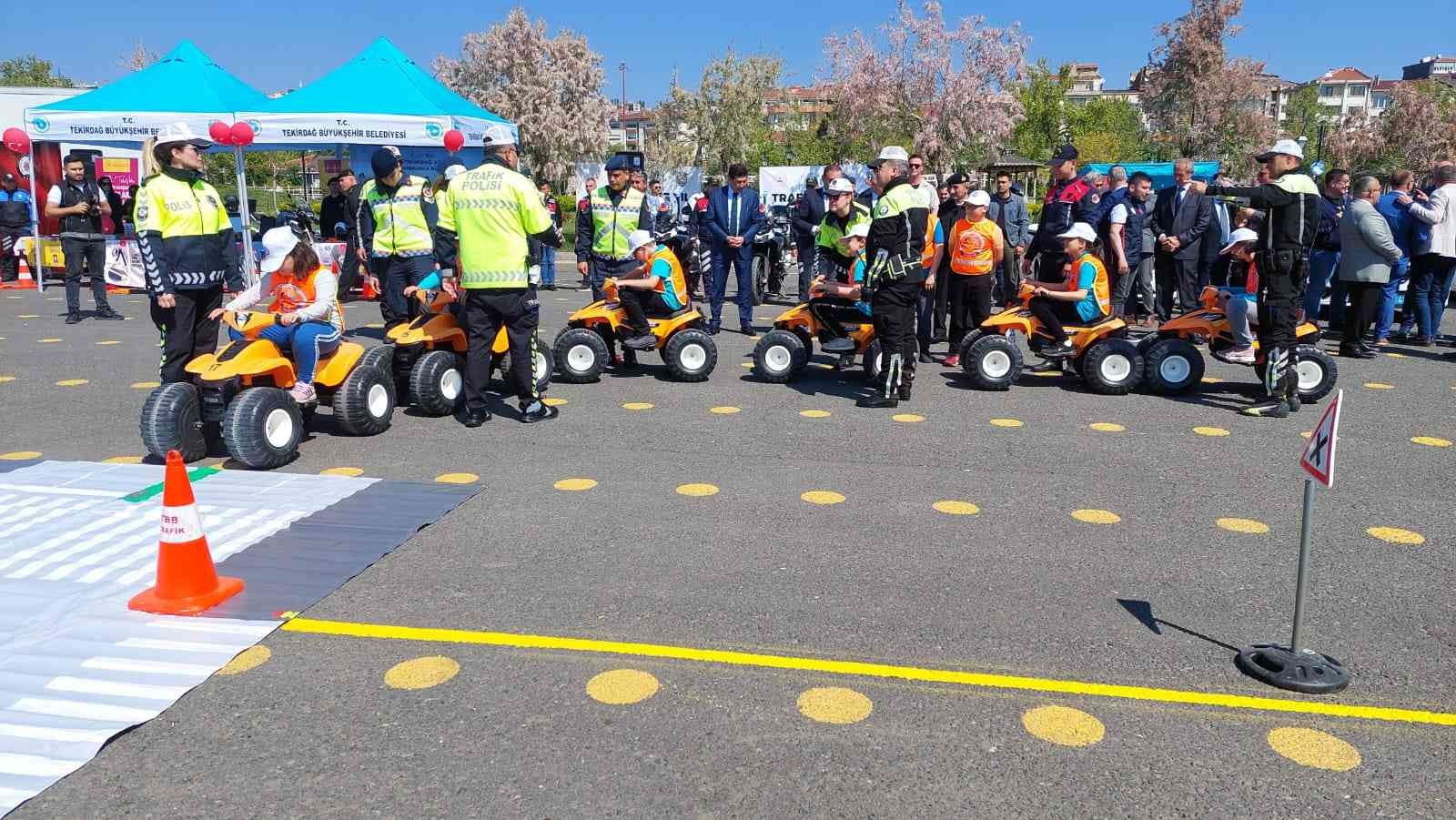 Tekirdağ’da Karayolu Trafik Güvenliği Haftası etkinliklerinde sahilde oluşturulan parkurda çocuklara trafik kuralları konusunda eğitim verildi ...