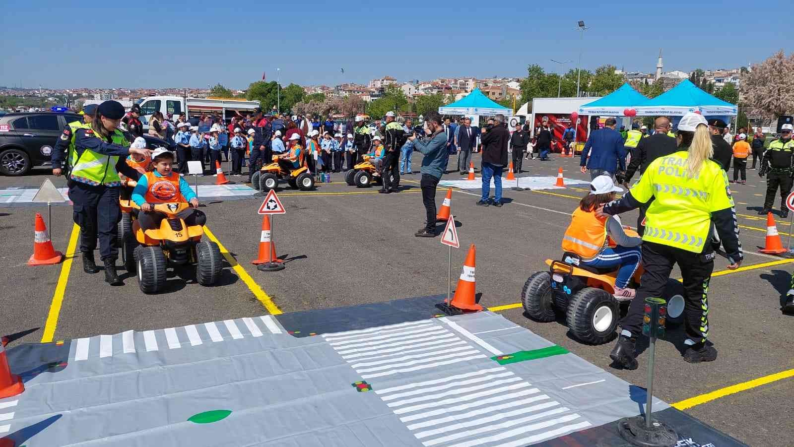 Tekirdağ’da Karayolu Trafik Güvenliği Haftası etkinliklerinde sahilde oluşturulan parkurda çocuklara trafik kuralları konusunda eğitim verildi ...