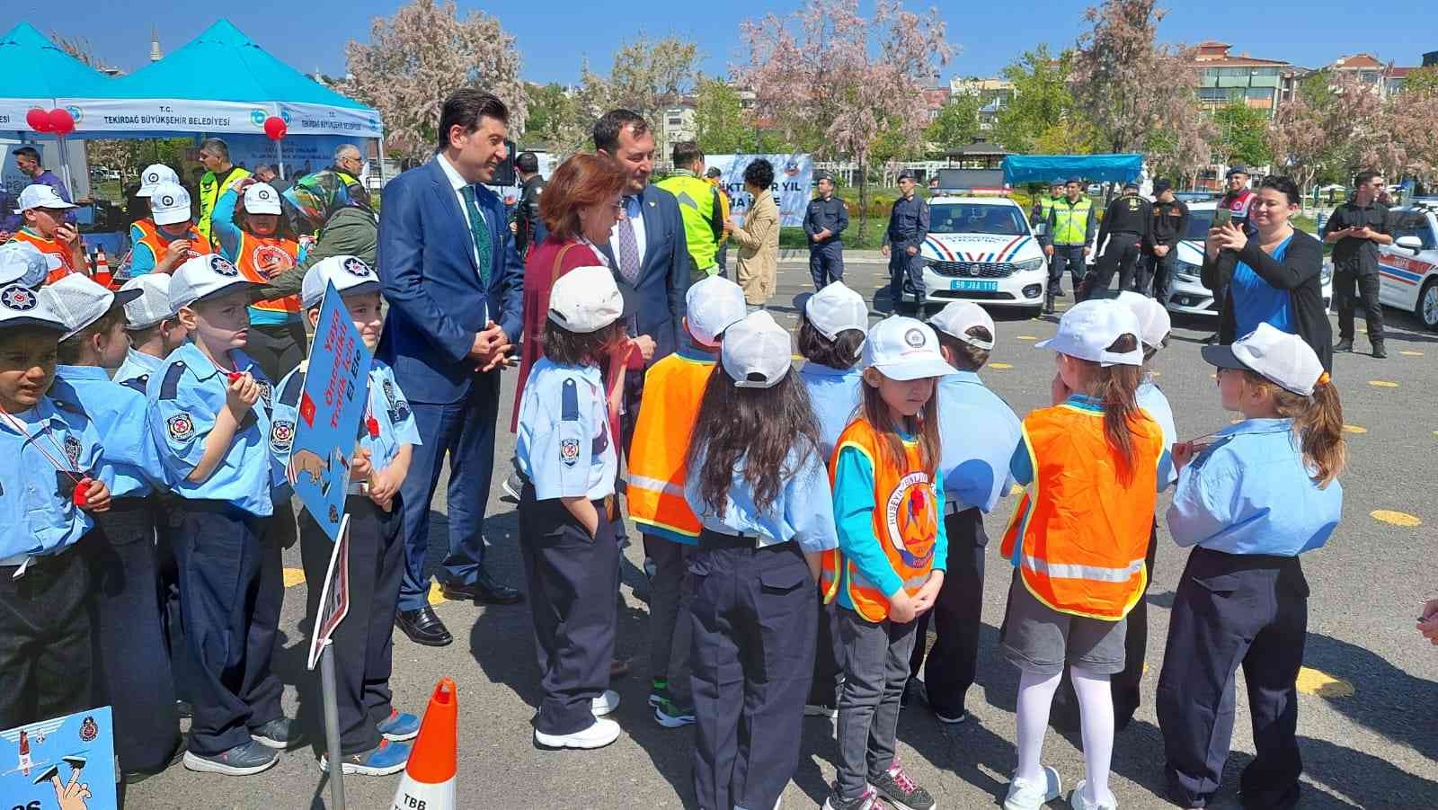 Tekirdağ’da Karayolu Trafik Güvenliği Haftası etkinliklerinde sahilde oluşturulan parkurda çocuklara trafik kuralları konusunda eğitim verildi ...
