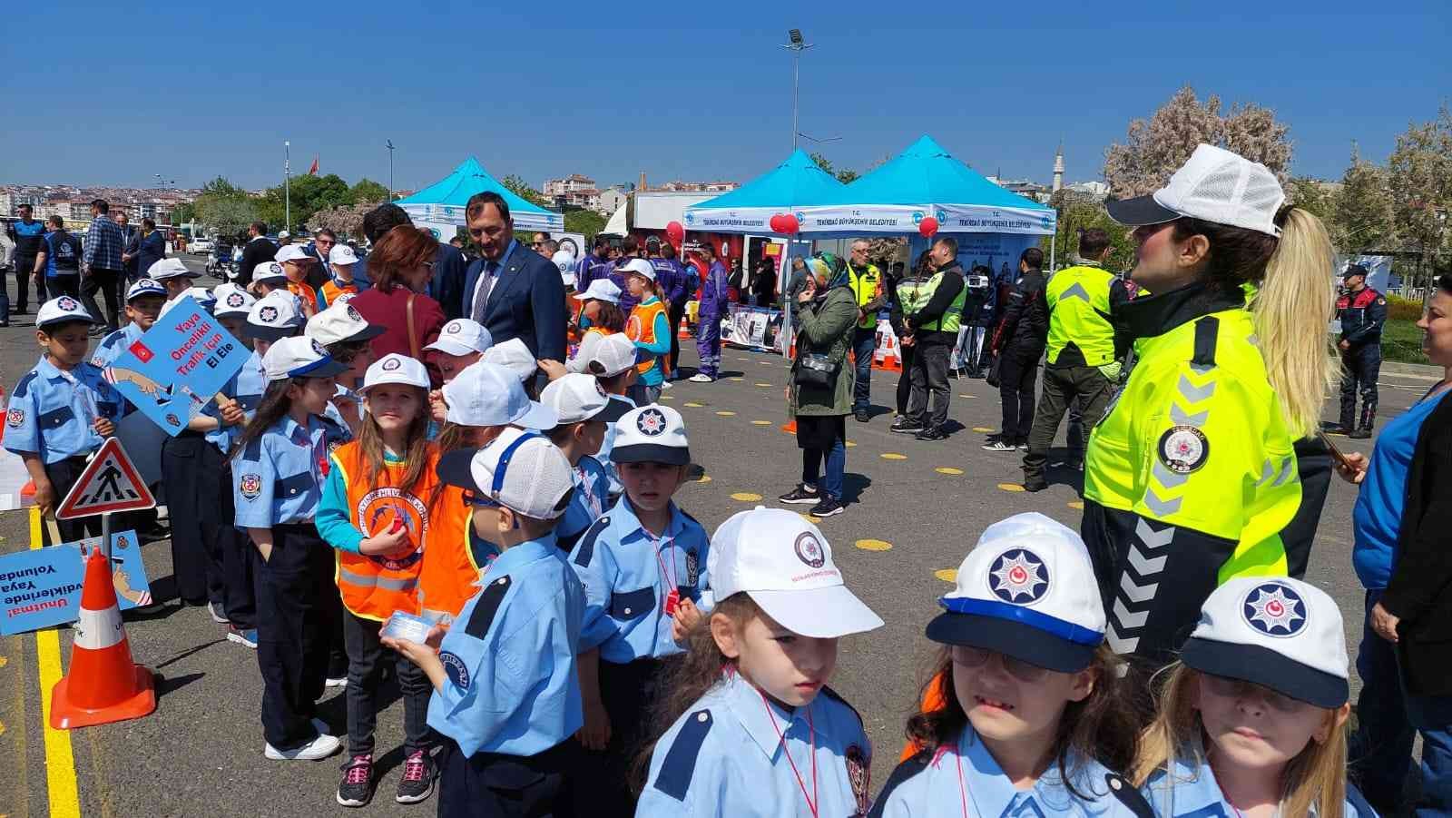 Tekirdağ’da Karayolu Trafik Güvenliği Haftası etkinliklerinde sahilde oluşturulan parkurda çocuklara trafik kuralları konusunda eğitim verildi ...
