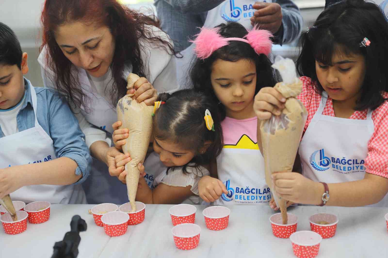 Çölyak hastaları için glütensiz kek yaptılar Bağcılar Belediyesi tarafından çölyak hastalığına farkındalık oluşturmak amacıyla etkinlik düzenlendi. Bu çerçevede hastalık konusunda ...