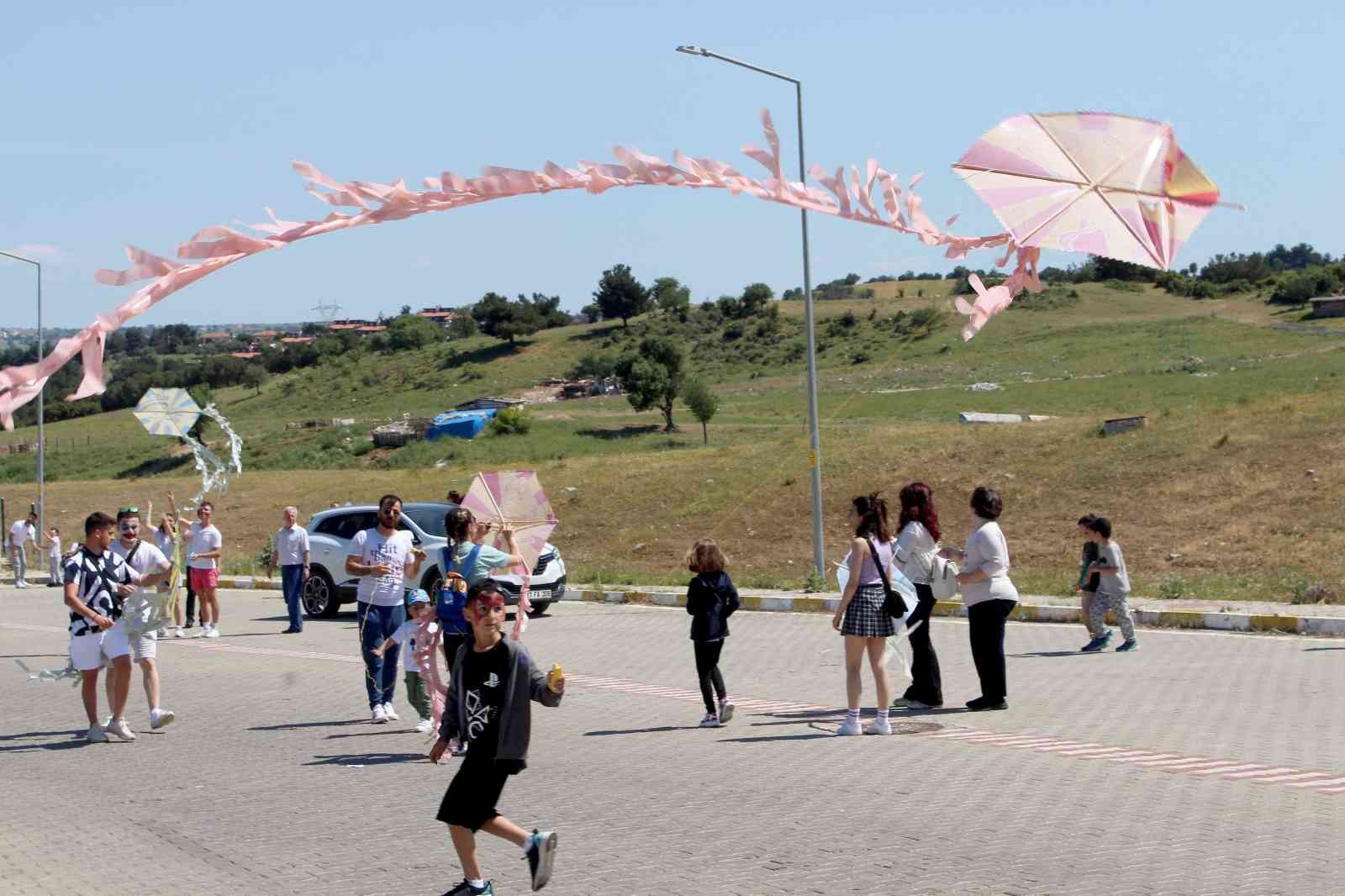 Çanakkale Onsekiz Mart Üniversitesi Sosyal Bilimler Meslek Yüksekokulu öğrencileri uçurtma şenliği düzenledi. Sosyal sorumluluk projesi olarak ...