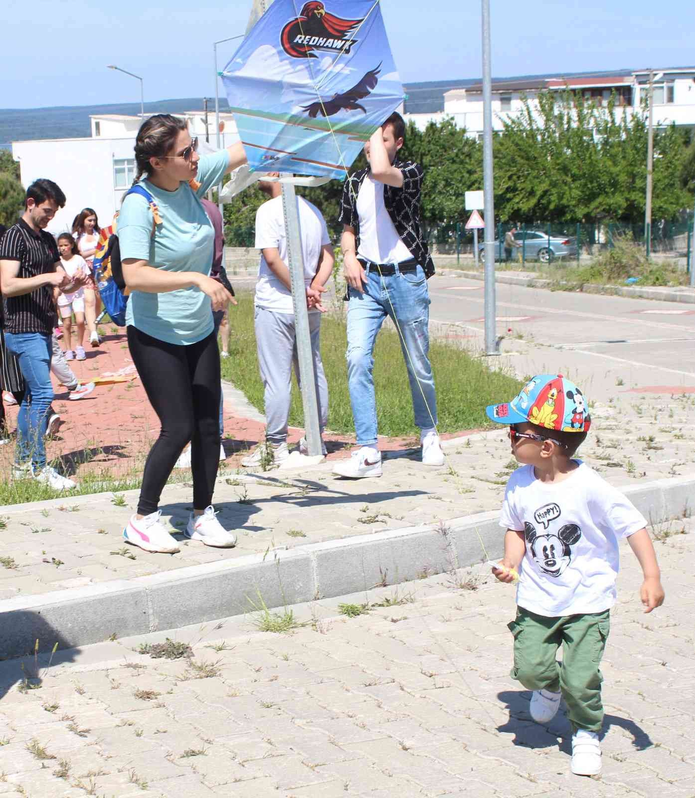 Çanakkale Onsekiz Mart Üniversitesi Sosyal Bilimler Meslek Yüksekokulu öğrencileri uçurtma şenliği düzenledi. Sosyal sorumluluk projesi olarak ...