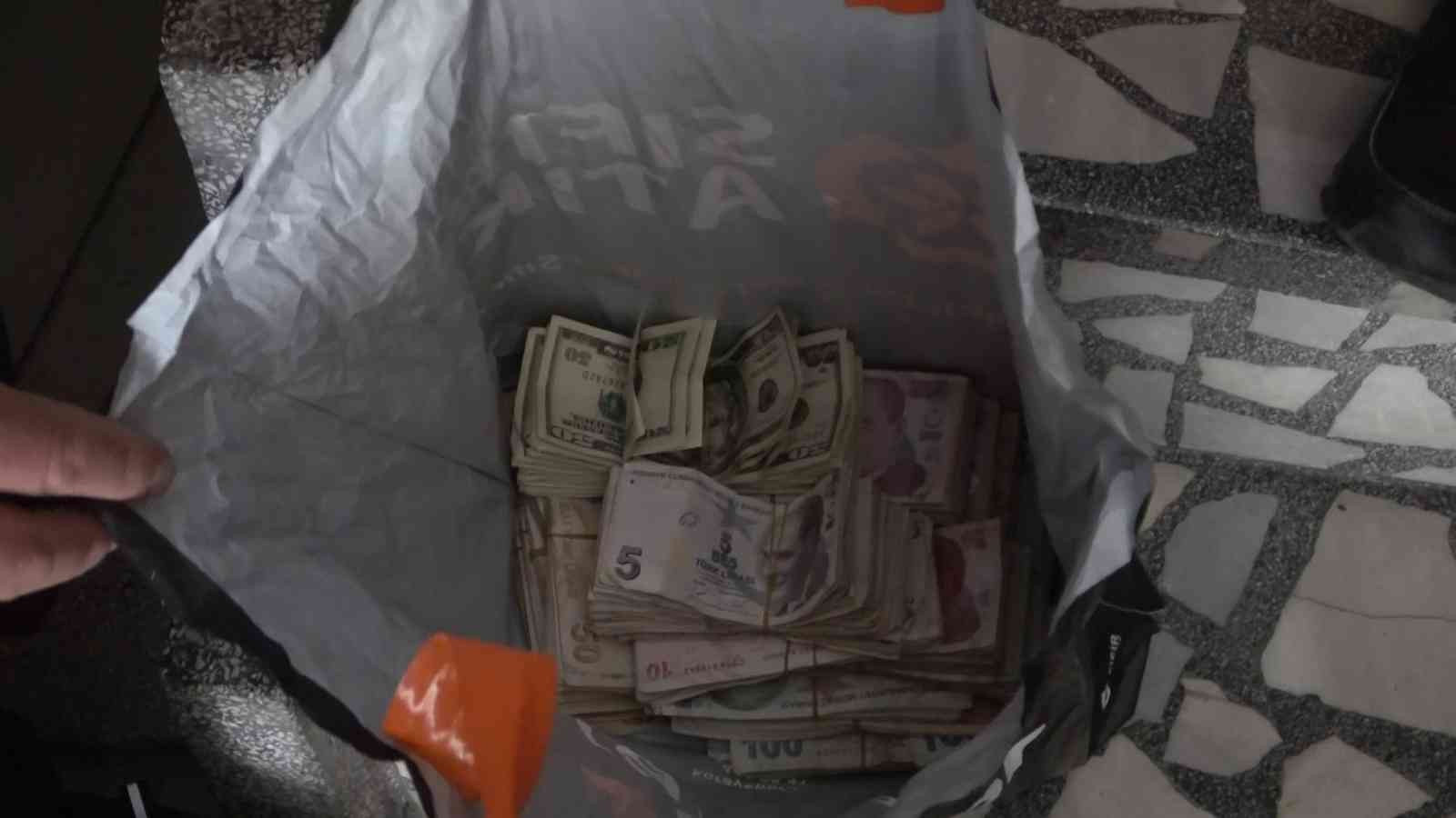 Bursa’da zabıta ekipleri, temizlik için gittikleri çöp evden 112 bin lira nakit ve 6 bin 100 dolar çıkınca şok yaşadı. Bulunan paralar polis ...