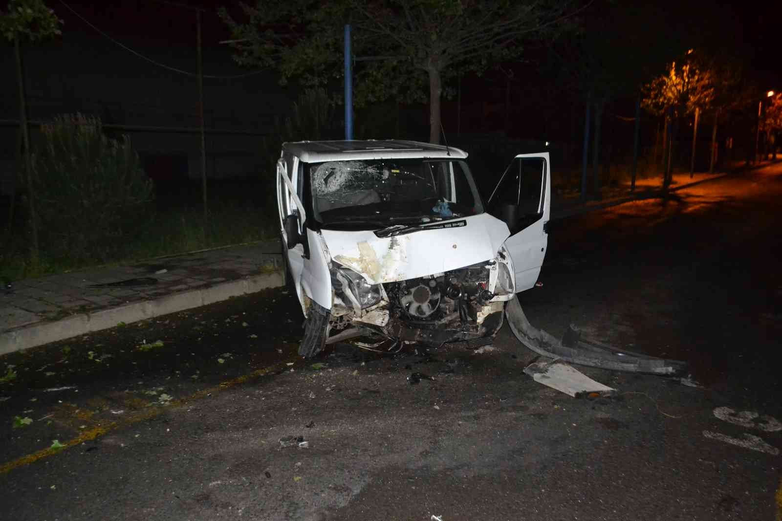 Çorlu’da alkollü sürücü ağaca çarptı: İki kardeşi ölüm ayırdı Tekirdağ’ın Çorlu ilçesinde alkollü sürücünün kullandığı panelvan minibüs, ağaca çarptı. Kazada sürücü ağabey yaralanırken, kardeşi hayatını ...