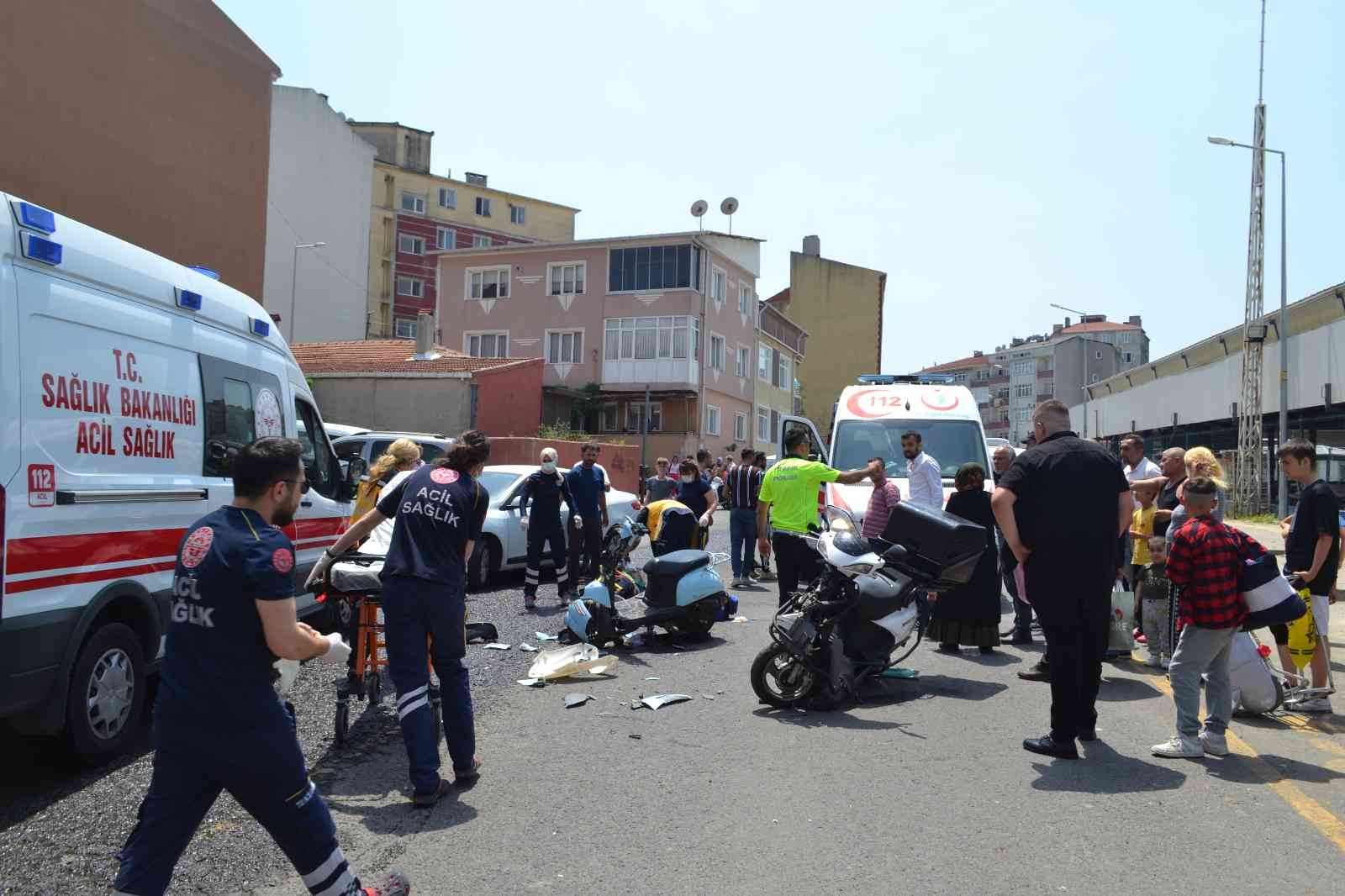 Çorlu’da iki motosikletin kafa kafaya çarpıştığı feci kaza kamerada: 3 yaralı Tekirdağ’ın Çorlu ilçesinde iki motosikletin kafa kafaya çarpıştığı feci kaza kameraya yansıdı. Can pazarı yaşanan olayda 3 kişi yaralandı. Kaza ...