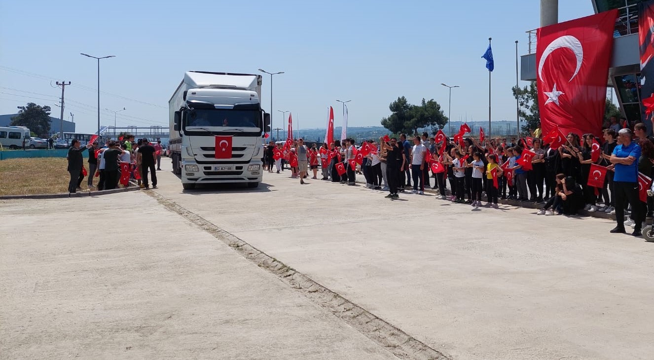 Cumhurbaşkanlığı ’Spor Aşkı Engel Tanımaz’ tırı Tekirdağ’da Cumhurbaşkanlığı ’Spor Aşkı Engel Tanımaz’ tırı Tekirdağ’ın Süleymanpaşa ilçesinde törenle karşılandı. Cumhurbaşkanı Recep Tayip Erdoğan ...