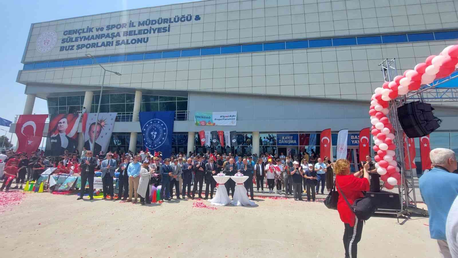 Cumhurbaşkanlığı ’Spor Aşkı Engel Tanımaz’ tırı Tekirdağ’da Cumhurbaşkanlığı ’Spor Aşkı Engel Tanımaz’ tırı Tekirdağ’ın Süleymanpaşa ilçesinde törenle karşılandı. Cumhurbaşkanı Recep Tayip Erdoğan ...