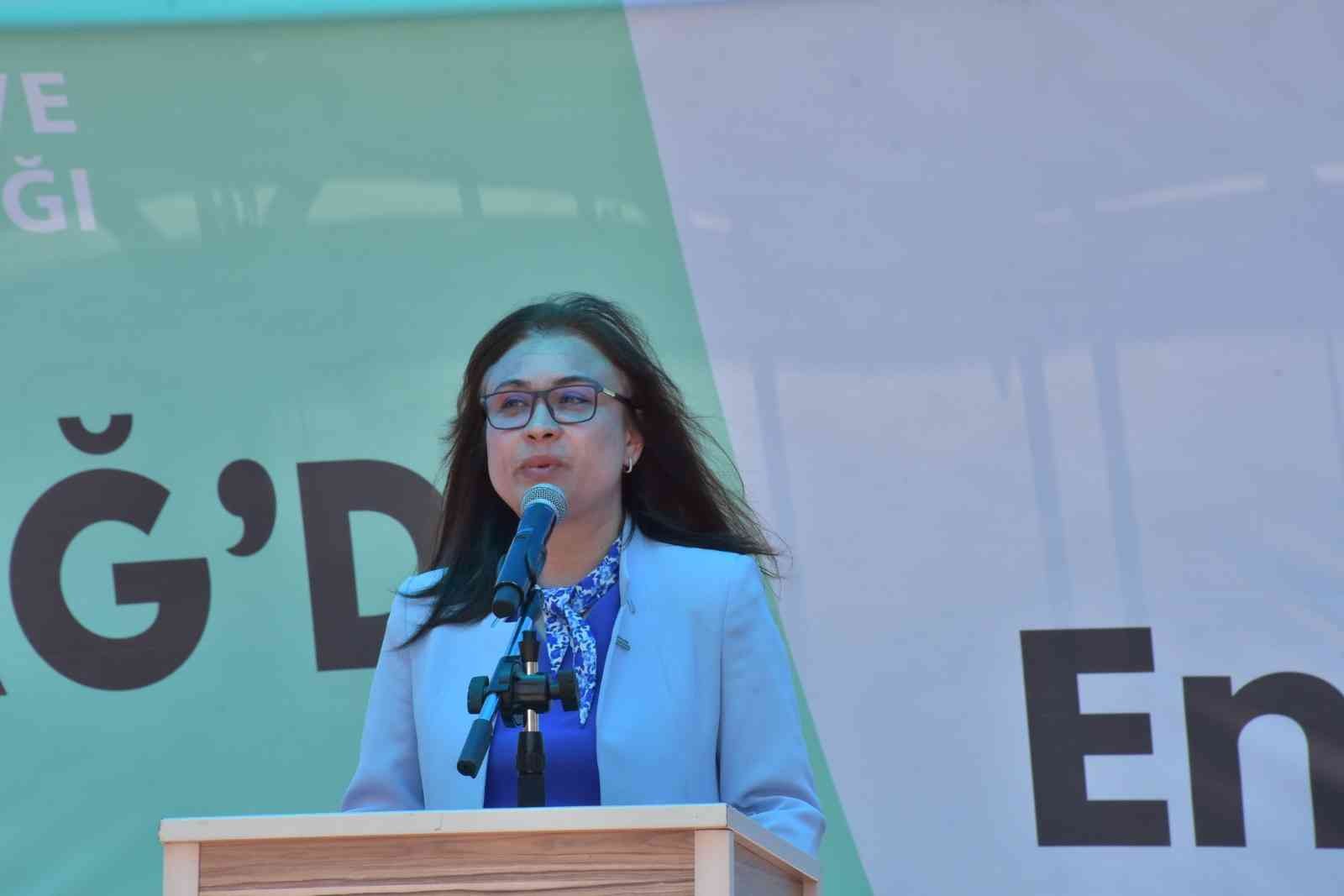 Cumhurbaşkanlığı ’Spor Aşkı Engel Tanımaz’ tırı Tekirdağ’da Cumhurbaşkanlığı ’Spor Aşkı Engel Tanımaz’ tırı Tekirdağ’ın Süleymanpaşa ilçesinde törenle karşılandı. Cumhurbaşkanı Recep Tayip Erdoğan ...