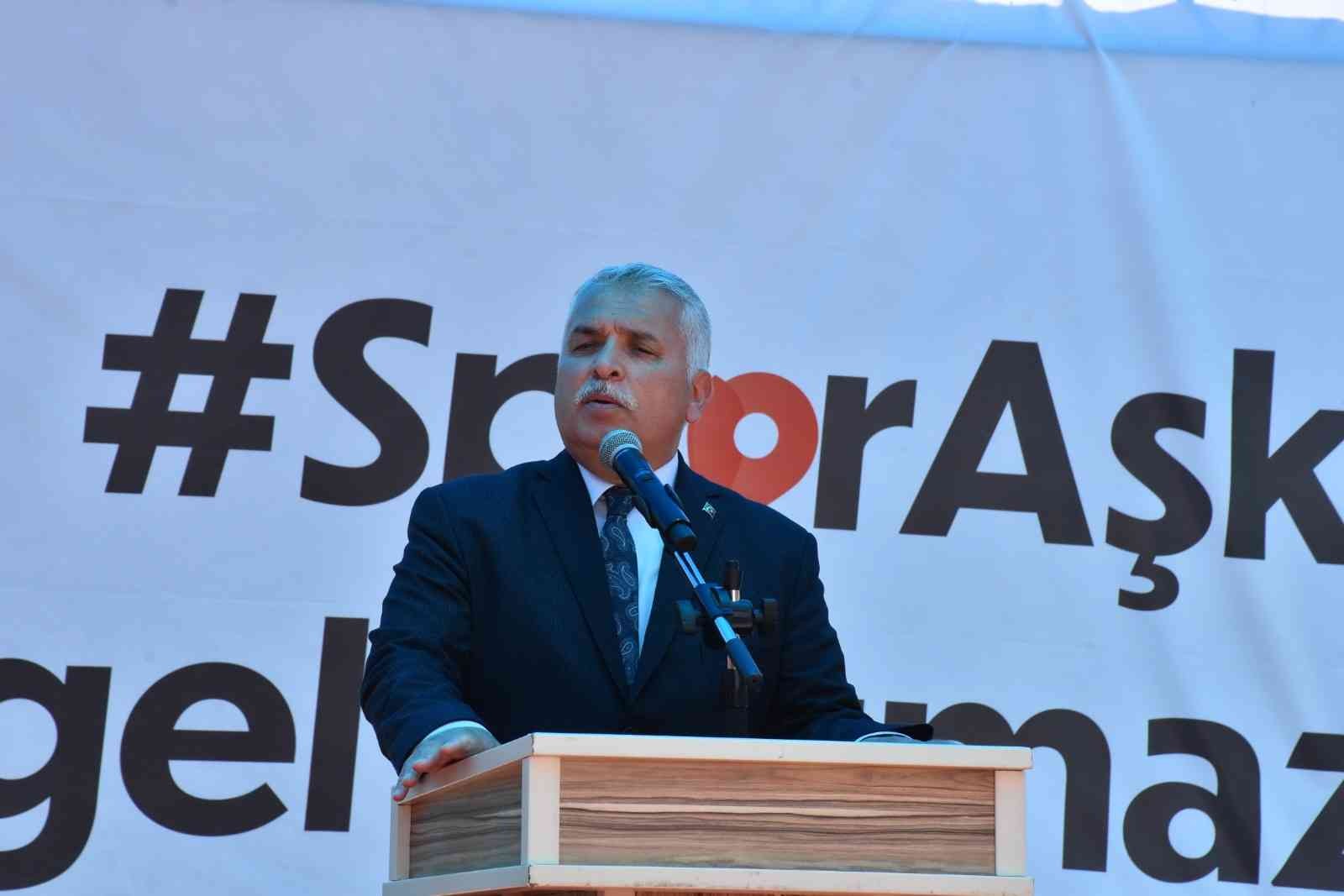 Cumhurbaşkanlığı ’Spor Aşkı Engel Tanımaz’ tırı Tekirdağ’da Cumhurbaşkanlığı ’Spor Aşkı Engel Tanımaz’ tırı Tekirdağ’ın Süleymanpaşa ilçesinde törenle karşılandı. Cumhurbaşkanı Recep Tayip Erdoğan ...