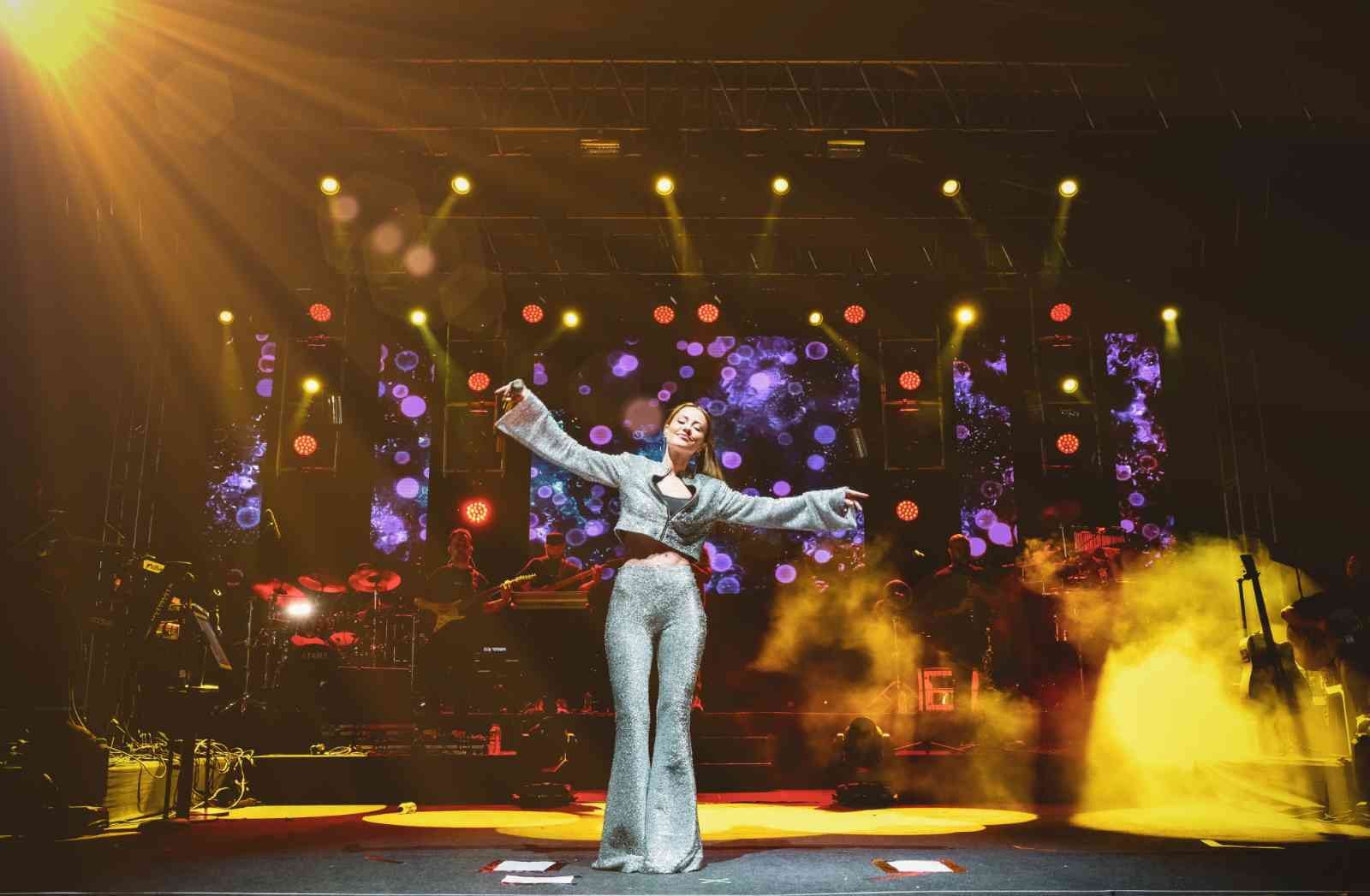 Bursa Büyükşehir Belediyesi tarafından 19 Mayıs Atatürk’ü Anma Gençlik ve Spor Bayramı etkinliklerinde düzenlenen seri konser, yaklaşık 70 bin ...