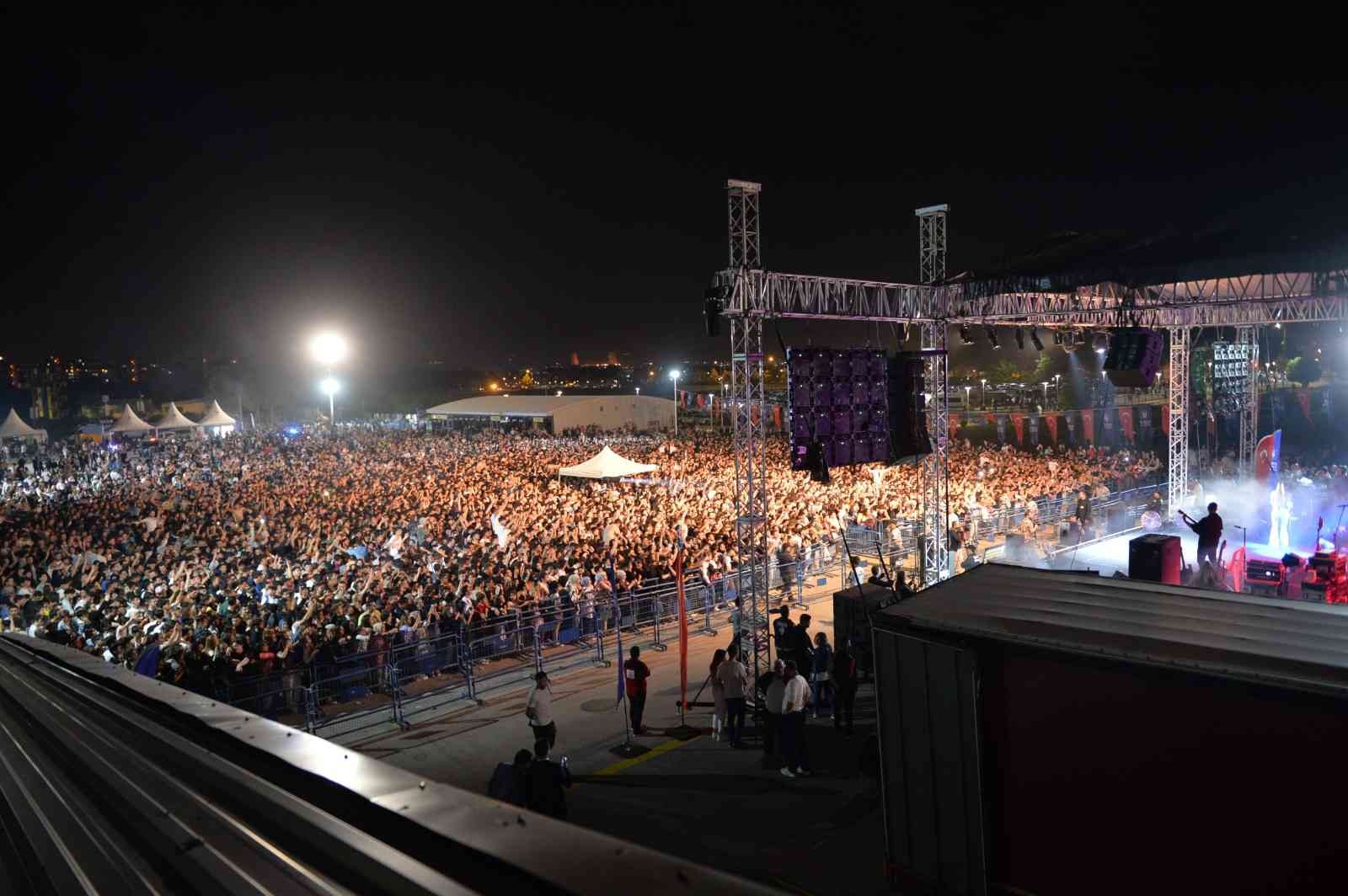 Bursa Büyükşehir Belediyesi tarafından 19 Mayıs Atatürk’ü Anma Gençlik ve Spor Bayramı etkinliklerinde düzenlenen seri konser, yaklaşık 70 bin ...