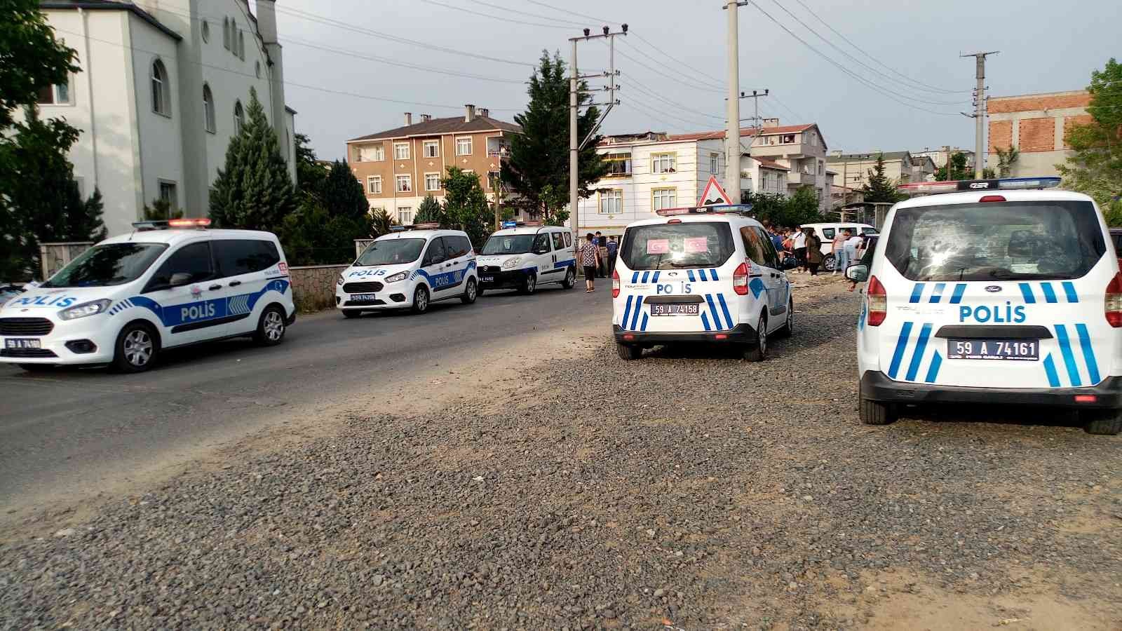 Düğün sonrası çıkan kavgayı polis önlendi Tekirdağ’ın Çorlu ilçesinde düğün bitimi akrabalar arası çıkan kavga polis tarafından büyümeden önlendi. Olay, dün akşam saatlerinde Silahtarağa ...