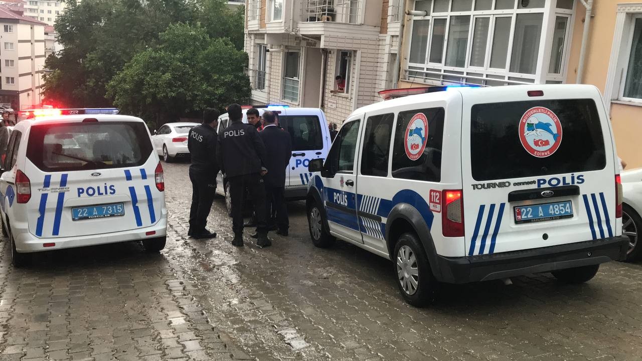 Edirne’de düğün sahibinin mahalle gençlerine bahşiş vermemesi sebebiyle çıkan kavgada düğün sahibi ve yakınlarından oluşan 5 kişi yaralandı ...