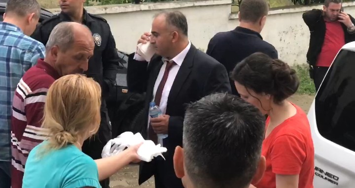 Edirne’de düğün sahibinin mahalle gençlerine bahşiş vermemesi sebebiyle çıkan kavgada düğün sahibi ve yakınlarından oluşan 5 kişi yaralandı ...