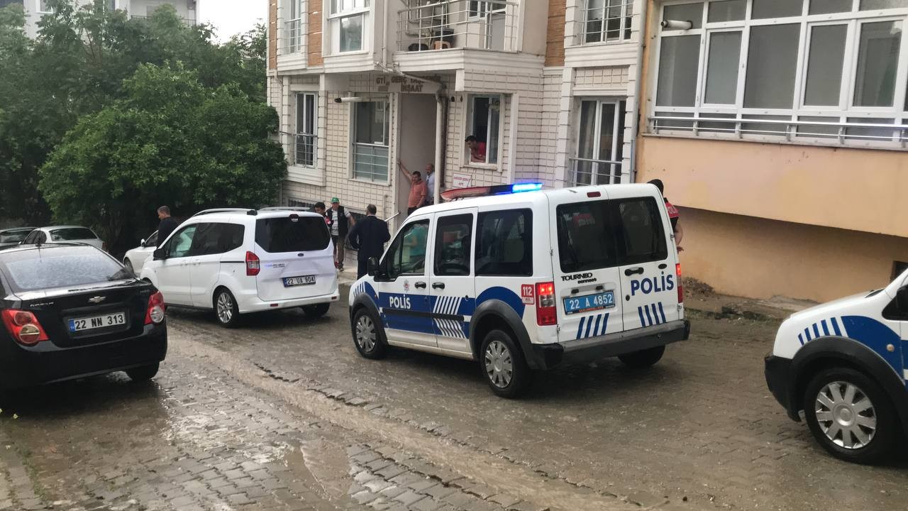 Edirne’de düğün sahibinin mahalle gençlerine bahşiş vermemesi sebebiyle çıkan kavgada düğün sahibi ve yakınlarından oluşan 5 kişi yaralandı ...