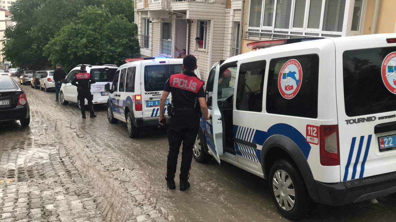 Edirne’de düğün sahibinin mahalle gençlerine bahşiş vermemesi sebebiyle çıkan kavgada düğün sahibi ve yakınlarından oluşan 5 kişi yaralandı ...