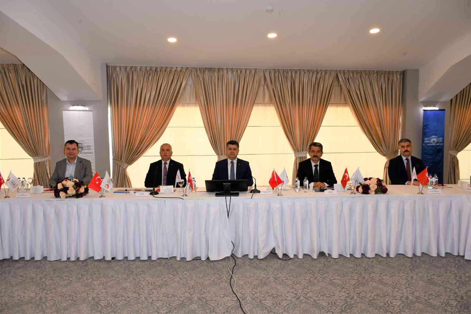 Düzensiz göçü önleme toplantısı: 3 ilin valisi ve asayiş birimleri çözüm ve öneri masası oluşturdu Trakya bölgesinde düzensiz göçle mücadele çerçevesinde yürütülen faaliyetlerin değerlendirilmesi, çalışmaların etkinliğinin arttırılması ve iller ...