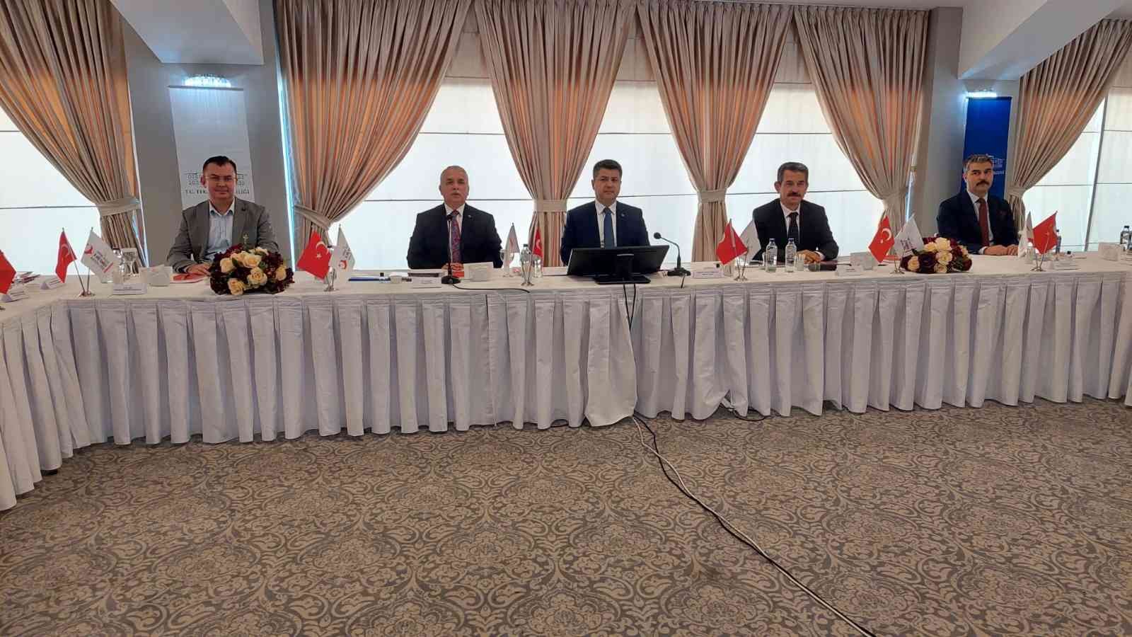 Düzensiz göçü önleme toplantısı: 3 ilin valisi ve asayiş birimleri çözüm ve öneri masası oluşturdu Trakya bölgesinde düzensiz göçle mücadele çerçevesinde yürütülen faaliyetlerin değerlendirilmesi, çalışmaların etkinliğinin arttırılması ve iller ...