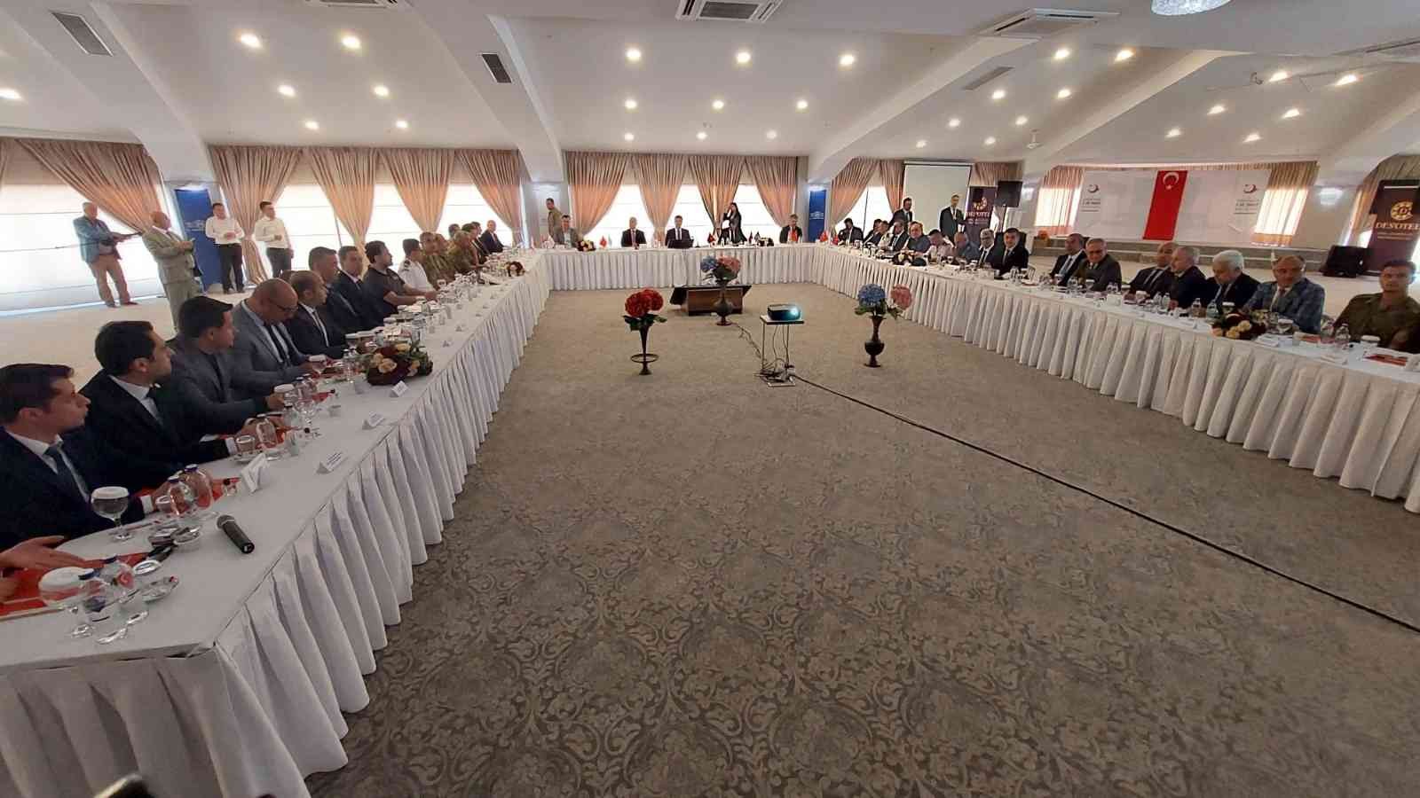 Düzensiz göçü önleme toplantısı: 3 ilin valisi ve asayiş birimleri çözüm ve öneri masası oluşturdu Trakya bölgesinde düzensiz göçle mücadele çerçevesinde yürütülen faaliyetlerin değerlendirilmesi, çalışmaların etkinliğinin arttırılması ve iller ...