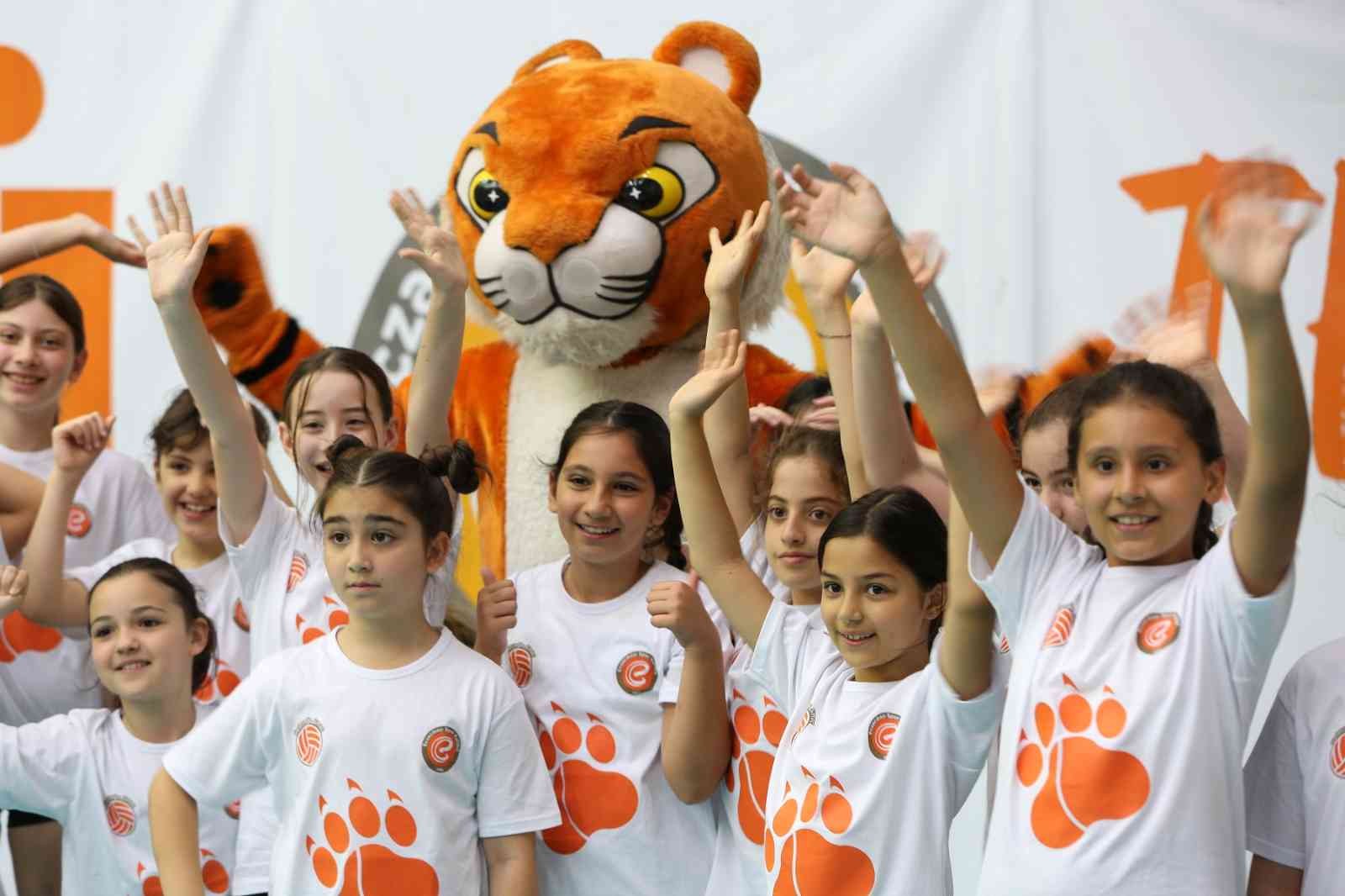 Eczacıbaşı Dynavit Voleybol Takımı’nın sahasında Mini Tigers Voleybol Şenliği düzenlendi. Geleceğin Voleybolcuları A Takım hayallerini ...