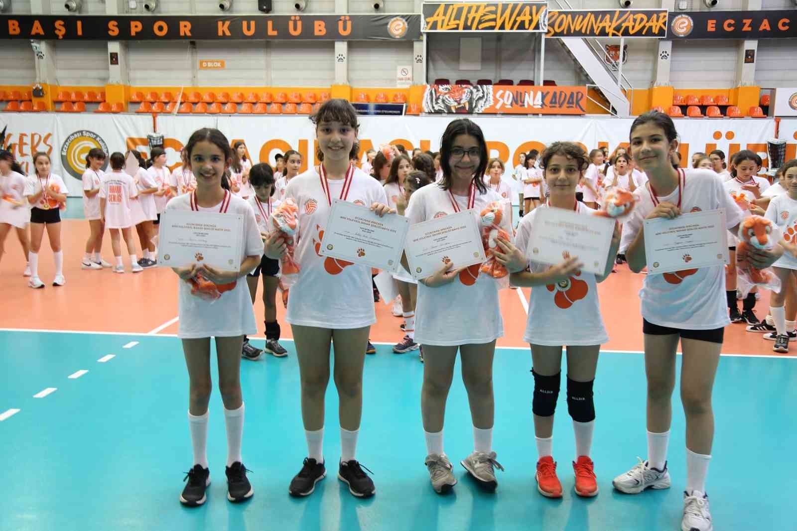 Eczacıbaşı Dynavit Voleybol Takımı’nın sahasında Mini Tigers Voleybol Şenliği düzenlendi. Geleceğin Voleybolcuları A Takım hayallerini ...