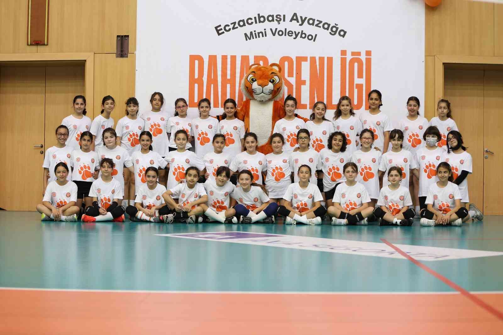 Eczacıbaşı Dynavit Voleybol Takımı’nın sahasında Mini Tigers Voleybol Şenliği düzenlendi. Geleceğin Voleybolcuları A Takım hayallerini ...