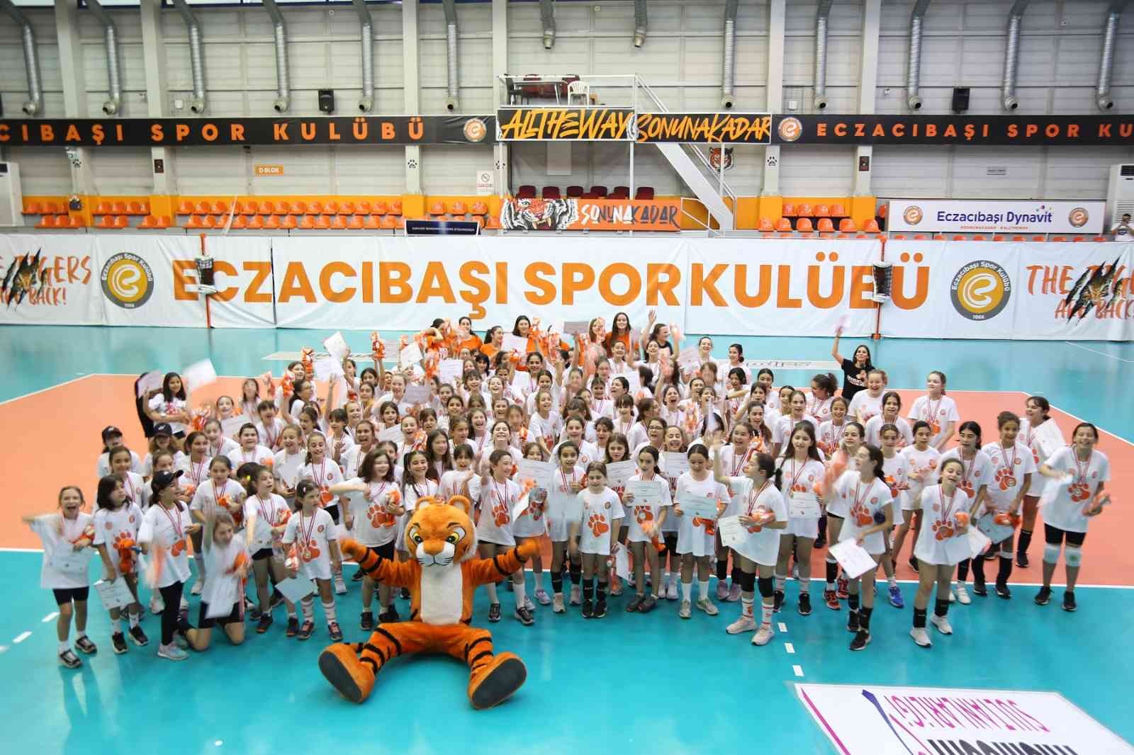 Eczacıbaşı Dynavit Voleybol Takımı’nın sahasında Mini Tigers Voleybol Şenliği düzenlendi. Geleceğin Voleybolcuları A Takım hayallerini ...