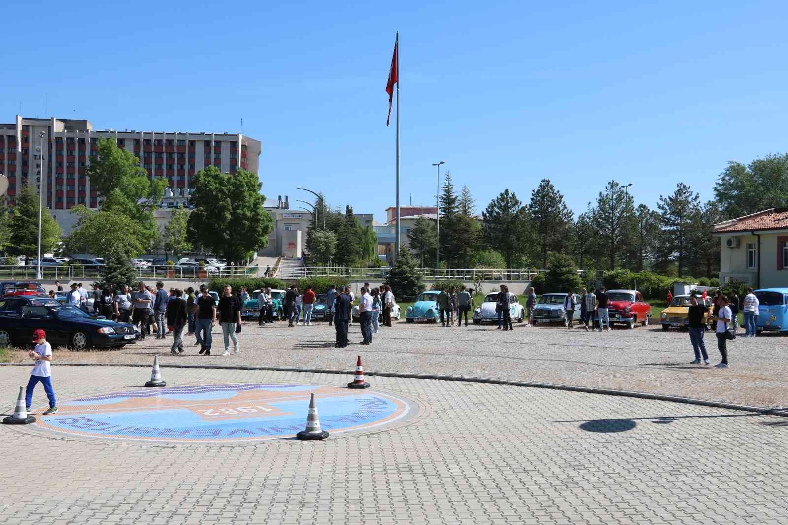 Edirne’de Trakya Üniversitesi Balkan Kongre Merkezi önünde toplanan antika otomobiller Selimiye Camii önünden geçerek Bulgaristan’ın Filibe ...