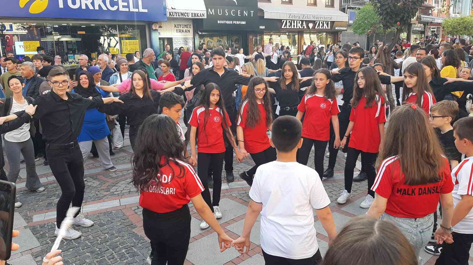 Edirne’de 19 Mayıs Atatürk’ü Anma Gençlik ve Spor Bayramı kutlamaları çerçevesinde düzenlenen etkinlikte 1919 kişi aynı anda halay çekti. Edirne ...