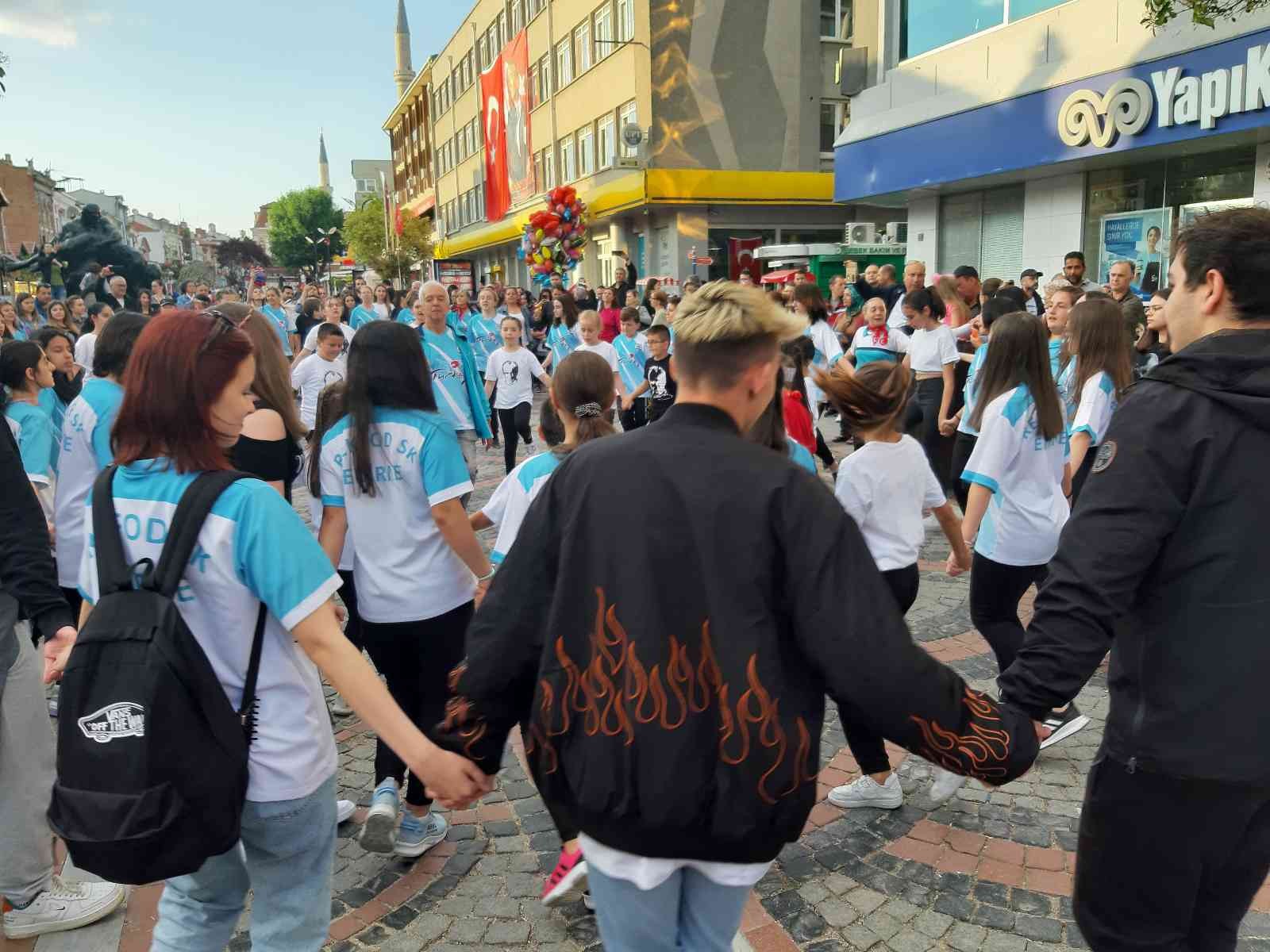 Edirne’de 1919 kişi aynı anda halay çekti Edirne’de 19 Mayıs Atatürk’ü Anma Gençlik ve Spor Bayramı kutlamaları çerçevesinde düzenlenen etkinlikte 1919 kişi aynı anda halay çekti. Edirne ...