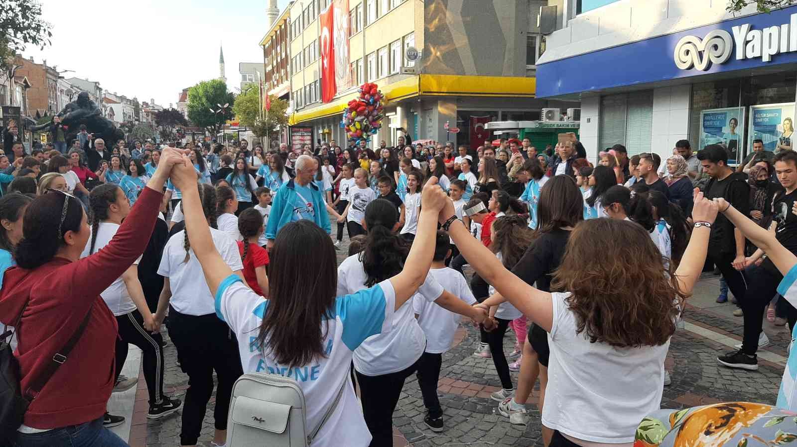 Edirne’de 1919 kişi aynı anda halay çekti Edirne’de 19 Mayıs Atatürk’ü Anma Gençlik ve Spor Bayramı kutlamaları çerçevesinde düzenlenen etkinlikte 1919 kişi aynı anda halay çekti. Edirne ...