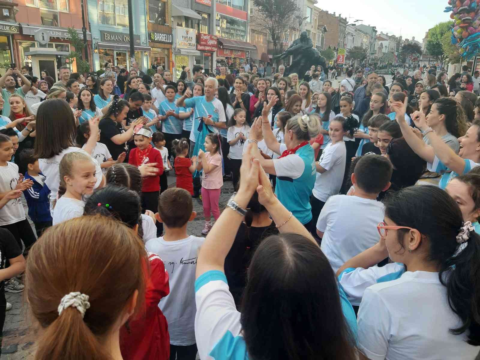 Edirne’de 1919 kişi aynı anda halay çekti Edirne’de 19 Mayıs Atatürk’ü Anma Gençlik ve Spor Bayramı kutlamaları çerçevesinde düzenlenen etkinlikte 1919 kişi aynı anda halay çekti. Edirne ...