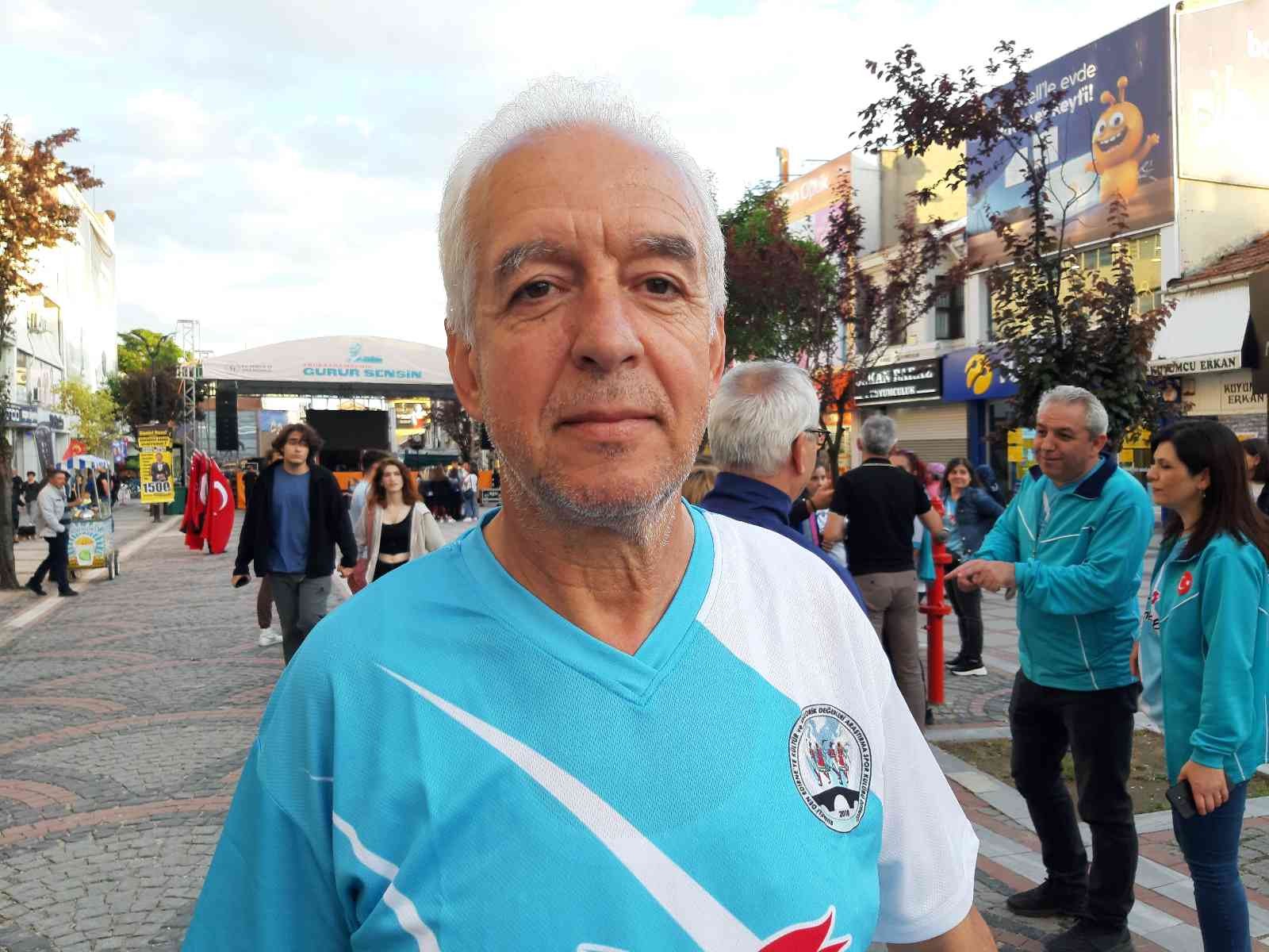 Edirne’de 1919 kişi aynı anda halay çekti Edirne’de 19 Mayıs Atatürk’ü Anma Gençlik ve Spor Bayramı kutlamaları çerçevesinde düzenlenen etkinlikte 1919 kişi aynı anda halay çekti. Edirne ...