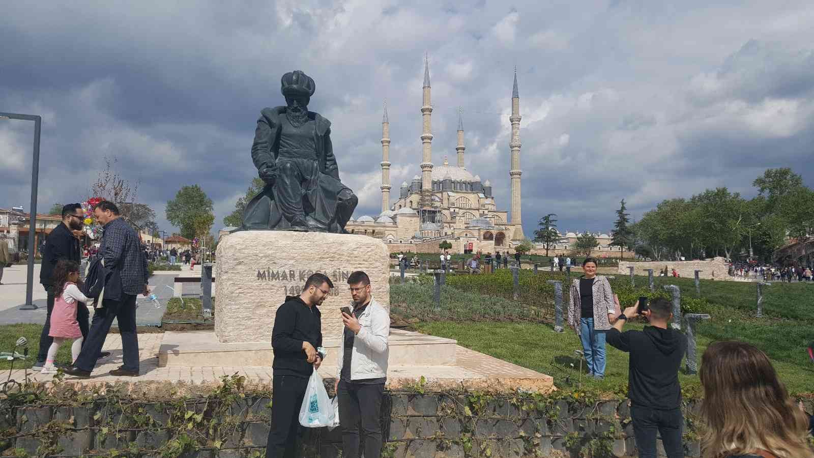 Edirne’de 2 yıl aradan sonra ’Kakava’ yoğunluğu yaşanıyor Edirne’de her yıl 5-6 Mayıs tarihlerinde düzenlenen ve bu yıl 100 bin ziyaretçinin katılması beklenen Kakava Hıdırellez Şenlikleri öncesi Edirne ...