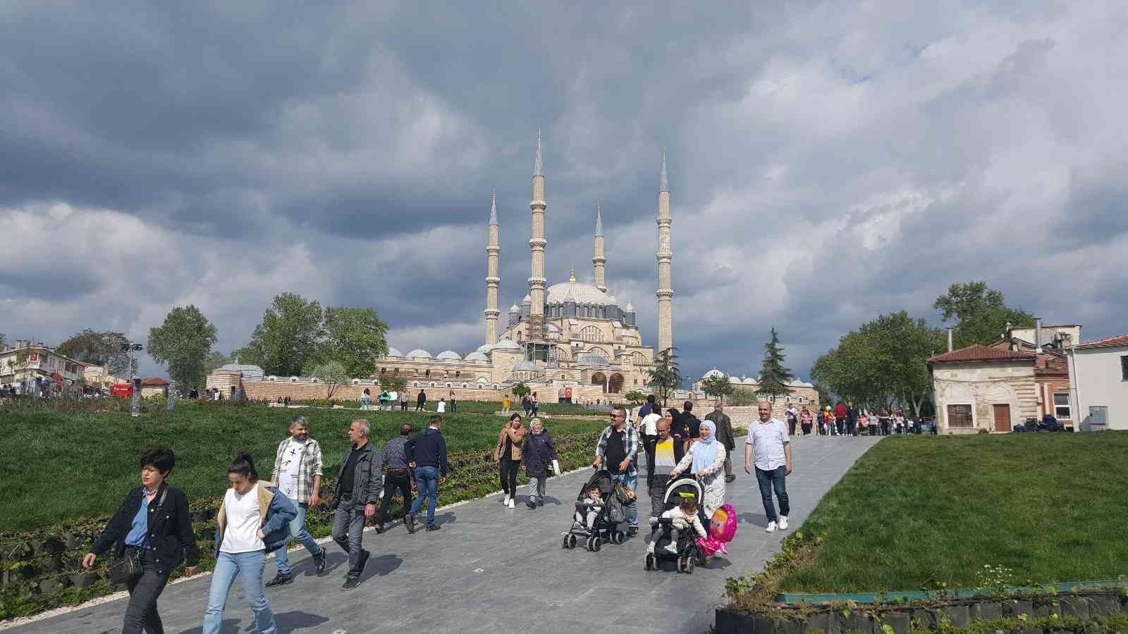 Edirne’de 2 yıl aradan sonra ’Kakava’ yoğunluğu yaşanıyor Edirne’de her yıl 5-6 Mayıs tarihlerinde düzenlenen ve bu yıl 100 bin ziyaretçinin katılması beklenen Kakava Hıdırellez Şenlikleri öncesi Edirne ...