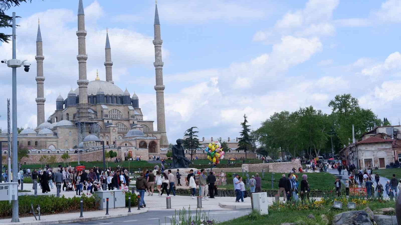 Edirne’de 2 yıl aradan sonra ’Kakava’ yoğunluğu yaşanıyor Edirne’de her yıl 5-6 Mayıs tarihlerinde düzenlenen ve bu yıl 100 bin ziyaretçinin katılması beklenen Kakava Hıdırellez Şenlikleri öncesi Edirne ...
