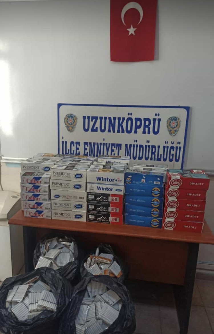 Edirne’nin Uzunköprü ilçesinde polis ekipleri tarafından 25 bin 100 doldurulmuş makaron (filtreli sigara kağıdı) ele geçirildi. Uzunköprü İlçe ...