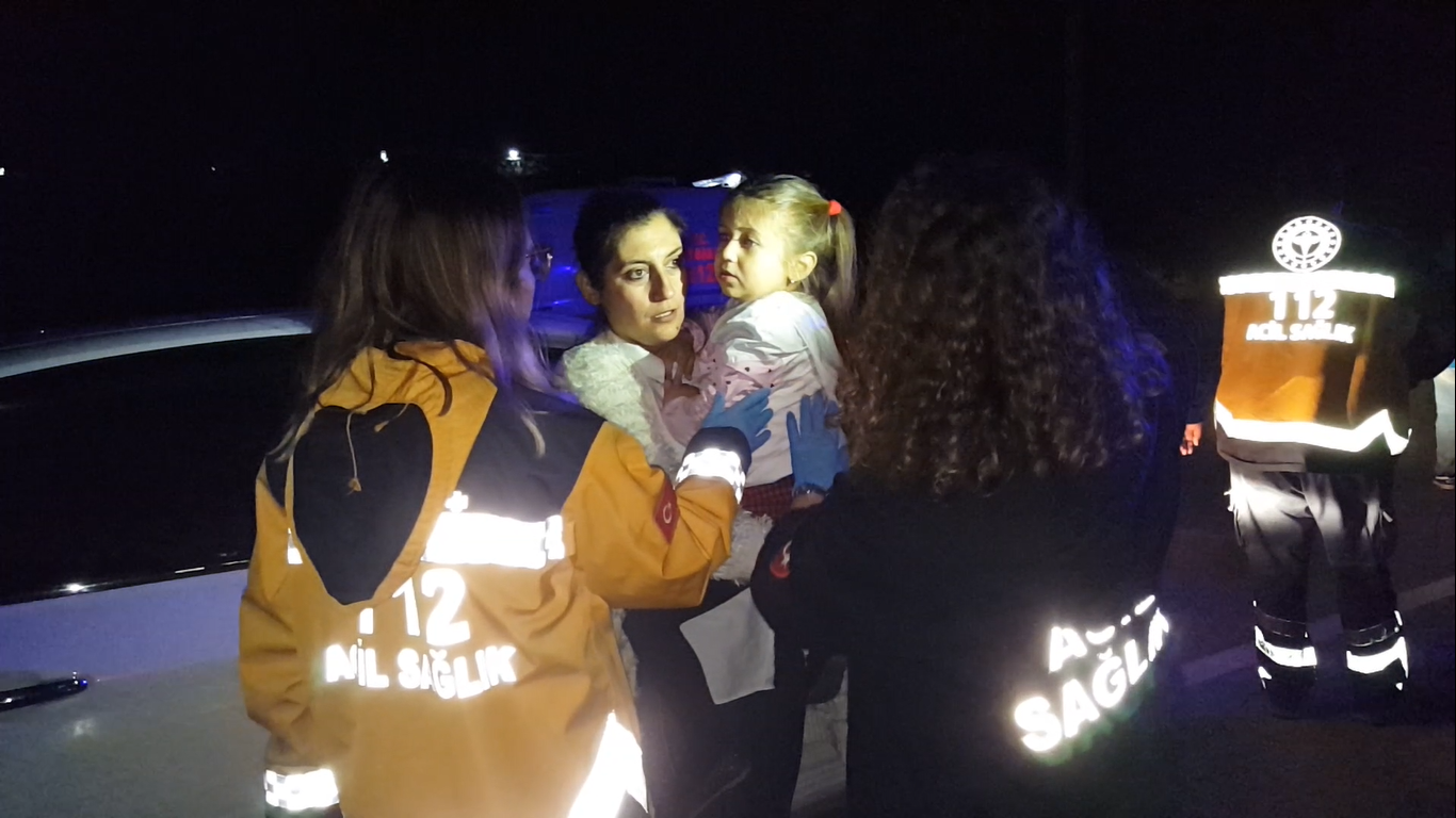 Edirne’de aşırı alkolü sürücü bayram dönüşüne geçen aileye çarptı: 3 yaralı Edirne’de aşırı alkolü sürücünün bayram dönüşüne geçen ailenin otomobiline çarpması sonucu 3 kişi yaralandı. Edinilen bilgiye göre kaza, Edirne ...