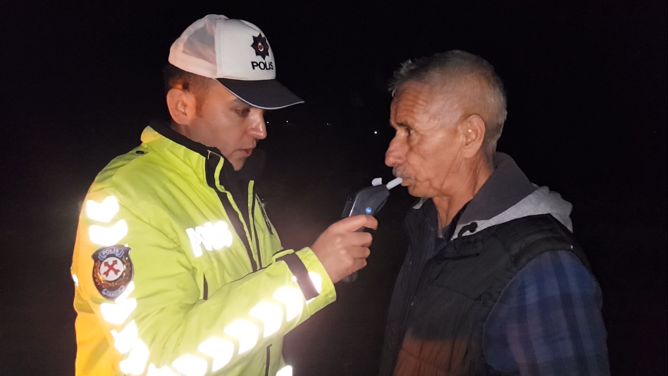 Edirne’de aşırı alkolü sürücü bayram dönüşüne geçen aileye çarptı: 3 yaralı Edirne’de aşırı alkolü sürücünün bayram dönüşüne geçen ailenin otomobiline çarpması sonucu 3 kişi yaralandı. Edinilen bilgiye göre kaza, Edirne ...