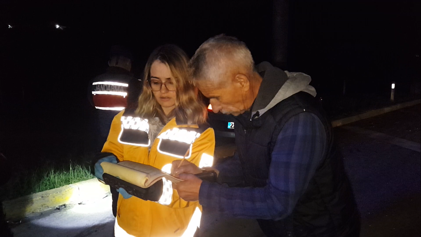 Edirne’de aşırı alkolü sürücü bayram dönüşüne geçen aileye çarptı: 3 yaralı Edirne’de aşırı alkolü sürücünün bayram dönüşüne geçen ailenin otomobiline çarpması sonucu 3 kişi yaralandı. Edinilen bilgiye göre kaza, Edirne ...