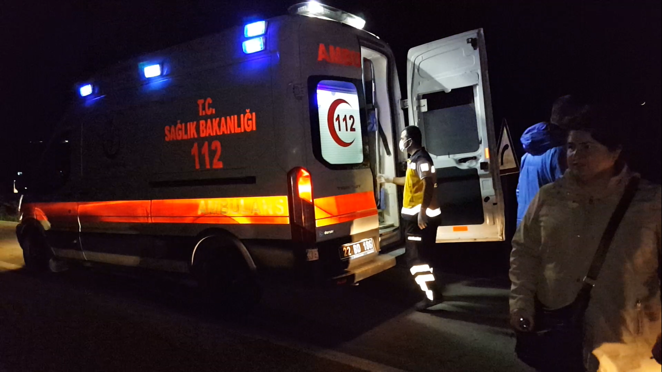 Edirne’de aşırı alkolü sürücü bayram dönüşüne geçen aileye çarptı: 3 yaralı Edirne’de aşırı alkolü sürücünün bayram dönüşüne geçen ailenin otomobiline çarpması sonucu 3 kişi yaralandı. Edinilen bilgiye göre kaza, Edirne ...