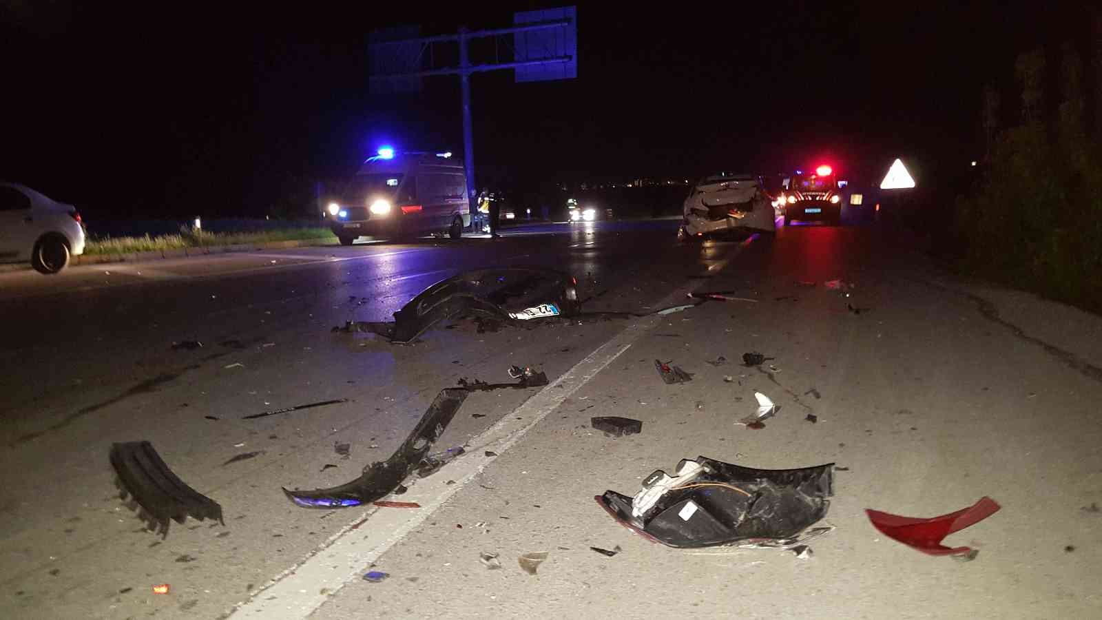 Edirne’de aşırı alkolü sürücü bayram dönüşüne geçen aileye çarptı: 3 yaralı Edirne’de aşırı alkolü sürücünün bayram dönüşüne geçen ailenin otomobiline çarpması sonucu 3 kişi yaralandı. Edinilen bilgiye göre kaza, Edirne ...