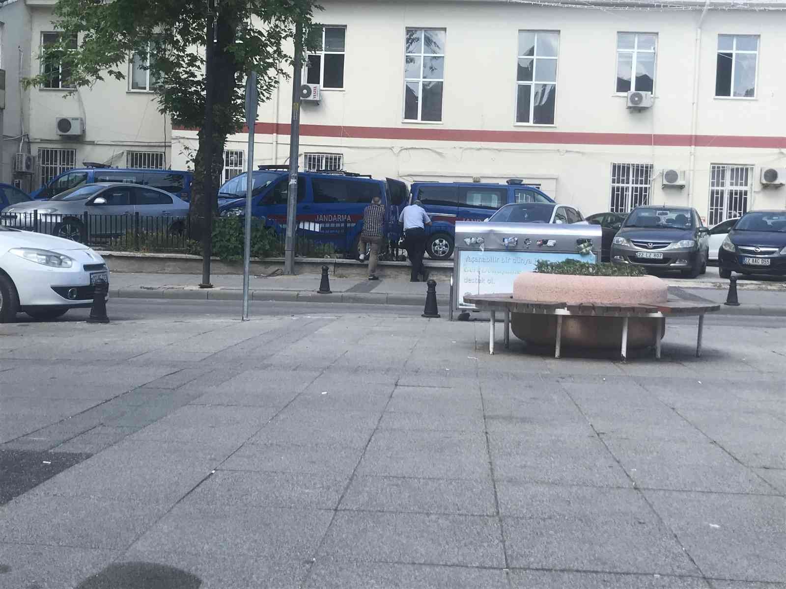 Edirne’de cinayet şüphelisi 4 kişi tutuklandı Edirne’de önceki gün meydana gelen cinayet olayı ile ilgili 4 kişi tutuklandı. Restoran işletmeciliği yapan İsmail Balcı’nın öldürülmesi ...